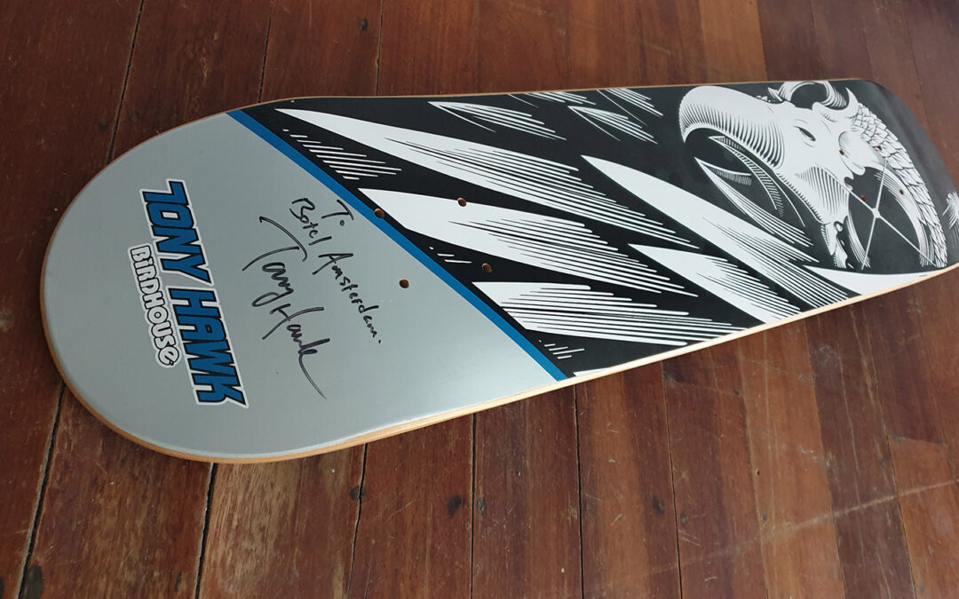 Gesigneerd skateboard van Tony Hawk