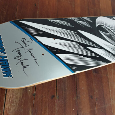 Gesigneerd skateboard van Tony Hawk